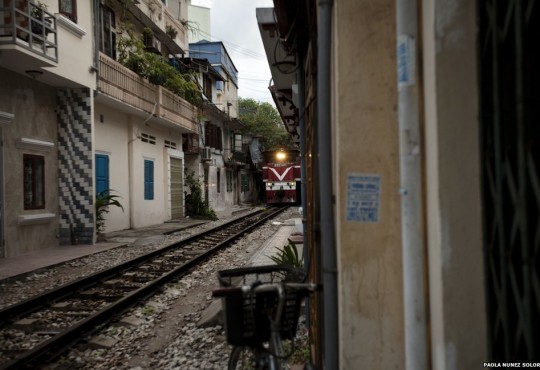 Vietnam in Pictures: Living Beside the Tracks
