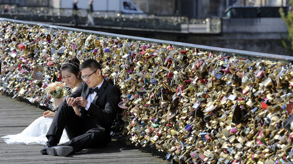 Paris Will Permanently Remove All The Love Locks on Pont Des Arts Bridge